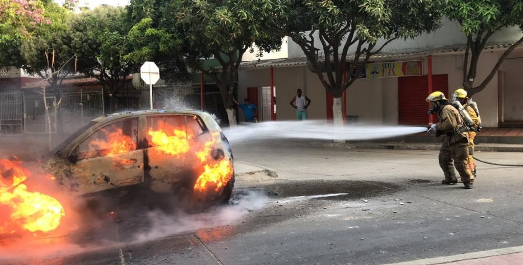 Taxi incendiado en barrio Bastidas, Santa Marta