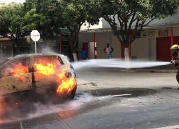 Taxi incendiado en barrio Bastidas, Santa Marta